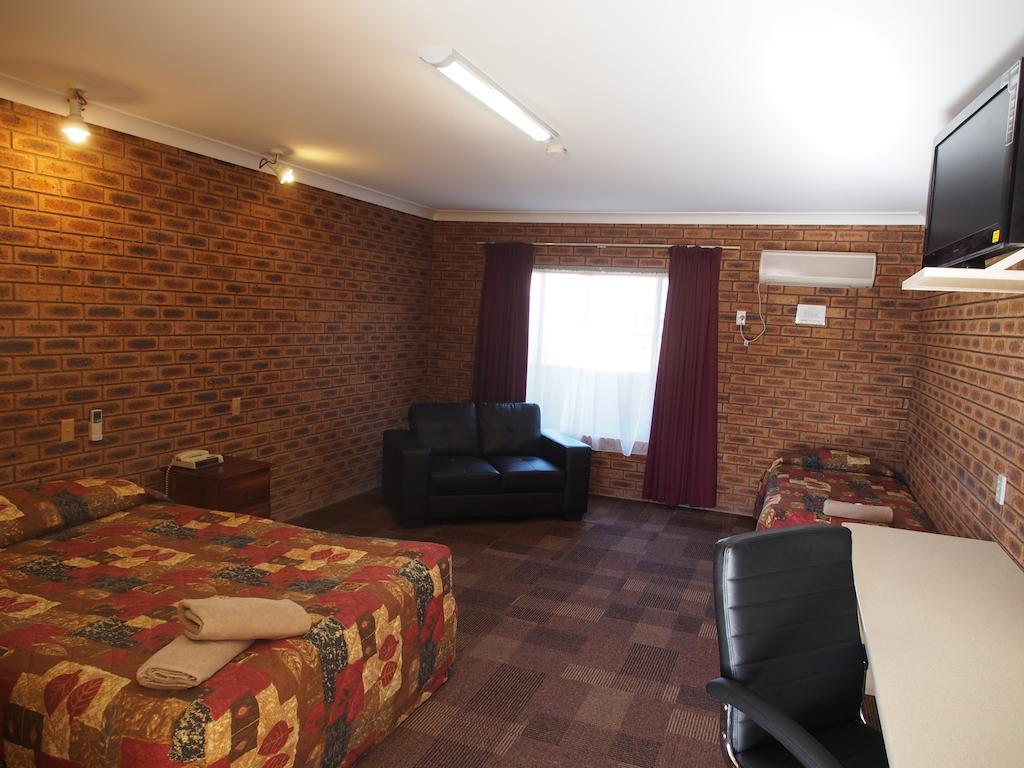 Cobar Town & Country Motor Inn Стая снимка