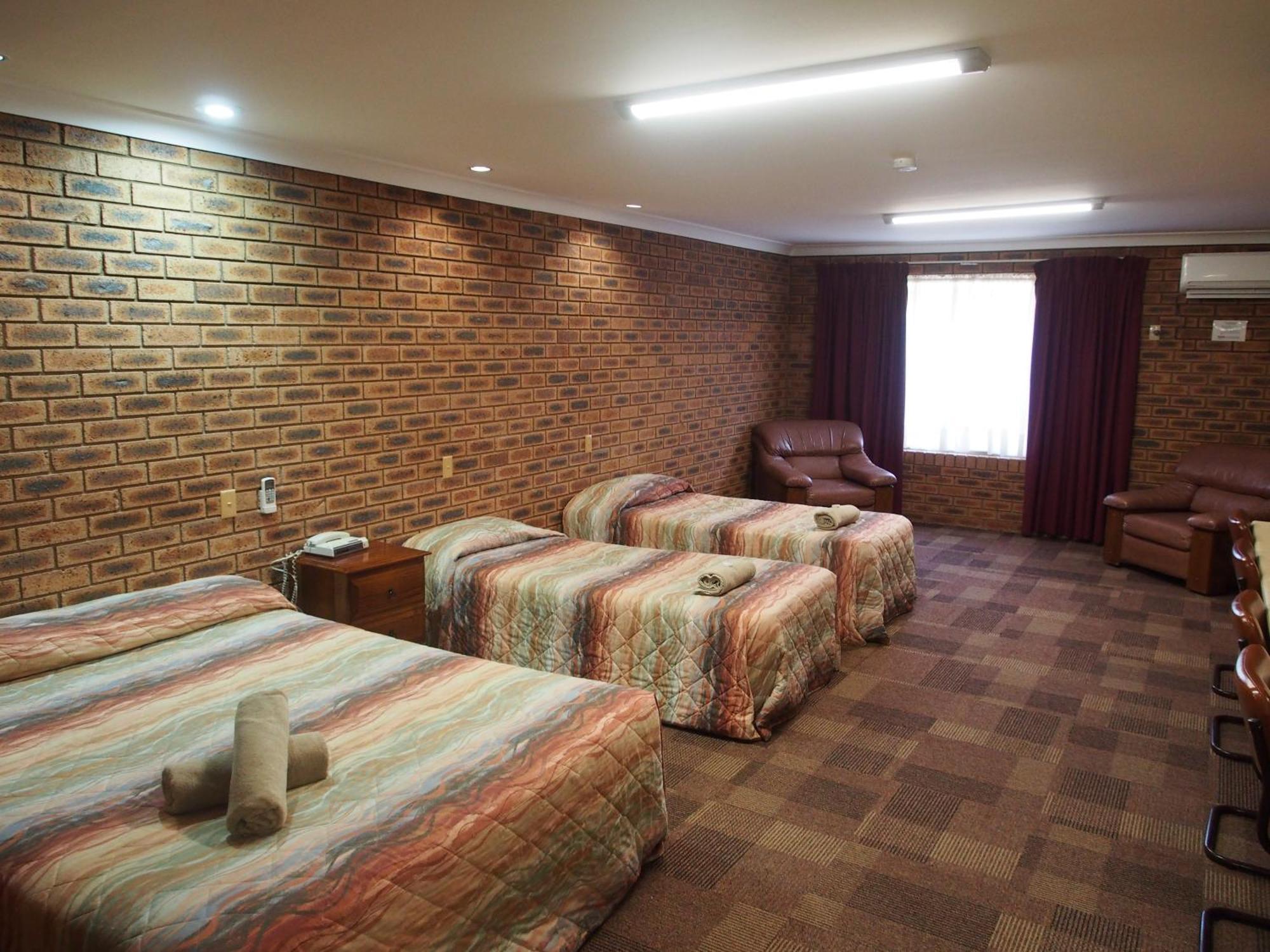 Cobar Town & Country Motor Inn Екстериор снимка